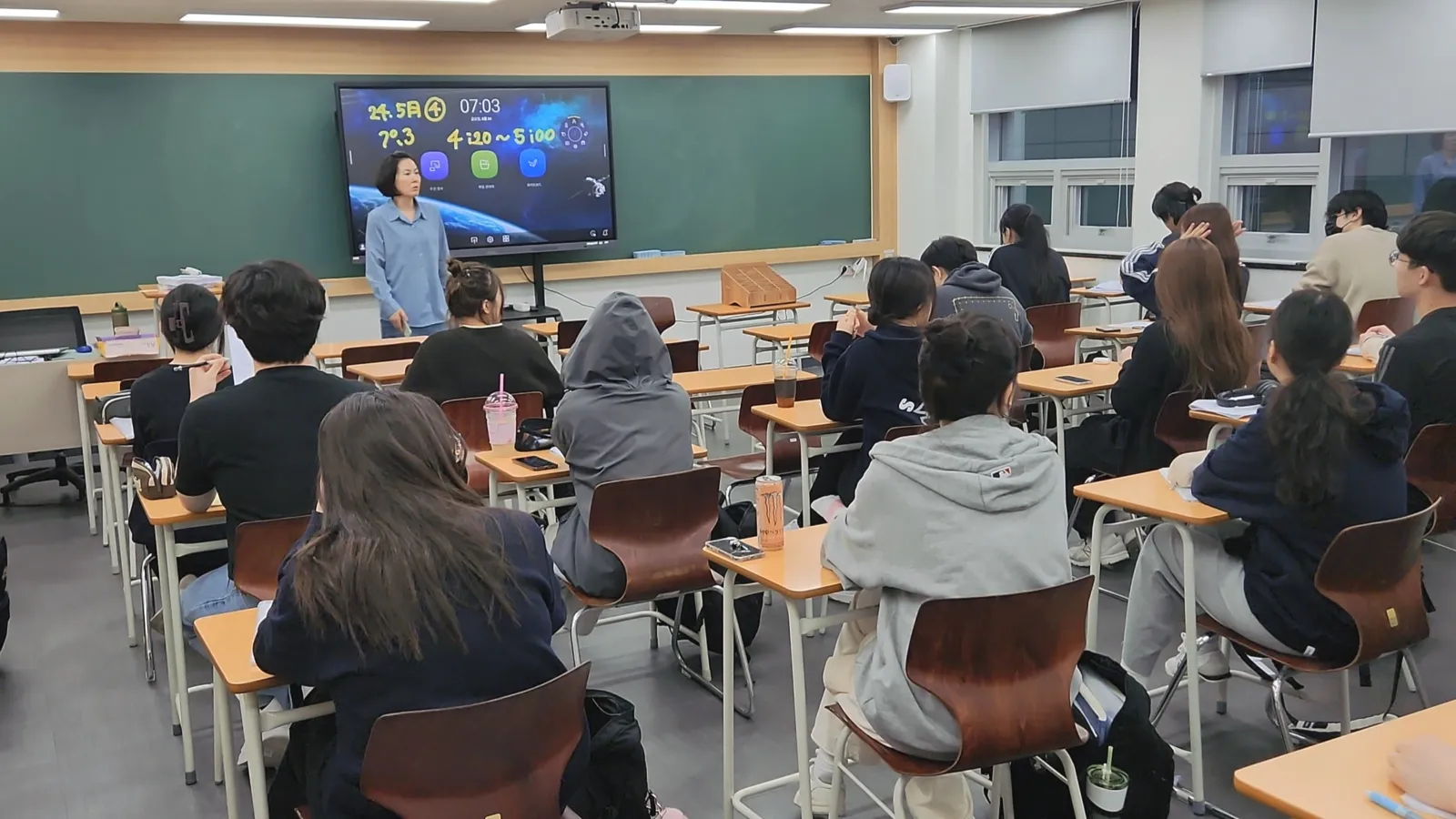 모닝에듀 7층 강의실에서 수업이 진행되는 모습